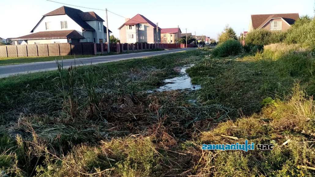 Канал по улице Орловского в Ганцевичах обкосили