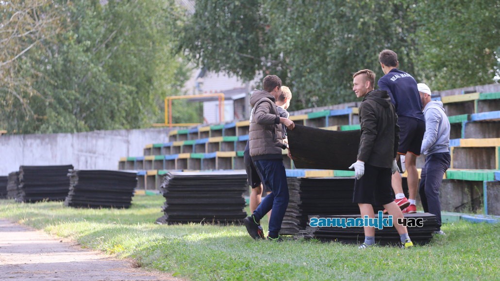 Старое резиновое покрытие беговой дорожки на ганцевичском стадионе разбирают учреждения образования района