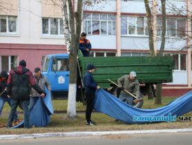 В Ганцевичах коммунальники убирают газоны – листва не успевает опадать