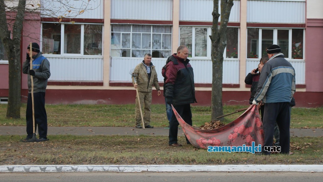 В Ганцевичах коммунальники убирают листву – она не успевает коснуться земли 