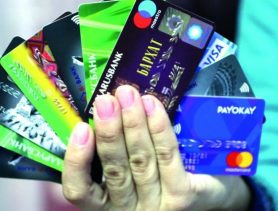 В Ивацевичах мужчина раздавал банковские счета