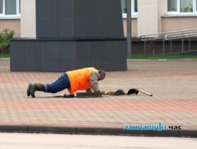 Веселые картинки: что делает на площади рабочий?