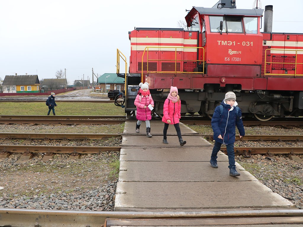 В обход на железнодорожном переезде в г. Ганцевичи.