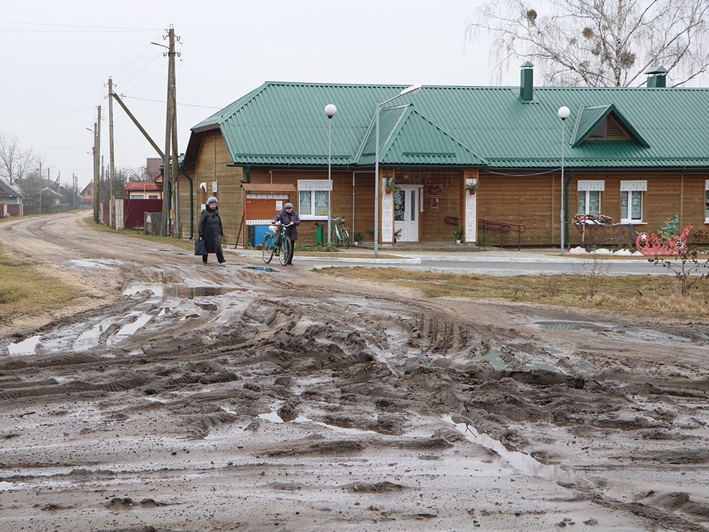 Бездорожье возле железнодорожного переезда в г. Ганцевичи.