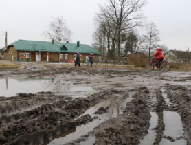 Железнодорожный переход в Ганцевичах: по грязи и в обход по путям