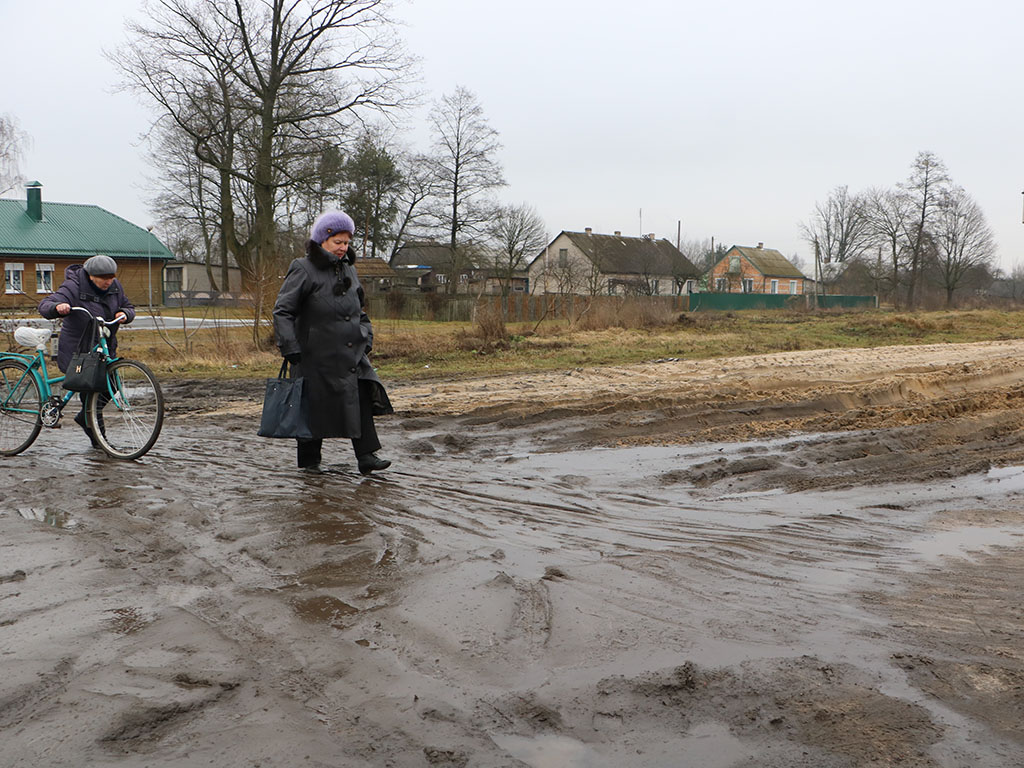 Бездорожье возле железнодорожного переезда в г. Ганцевичи.