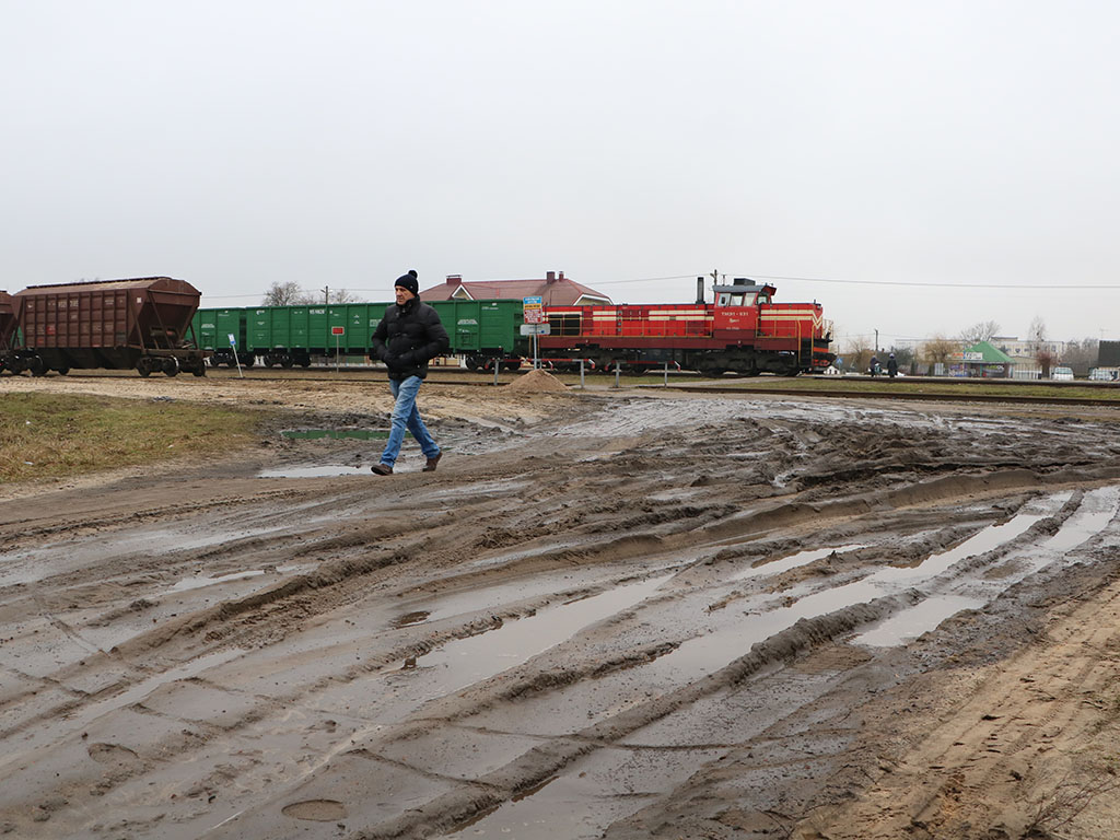 Бездорожье возле железнодорожного переезда в г. Ганцевичи.