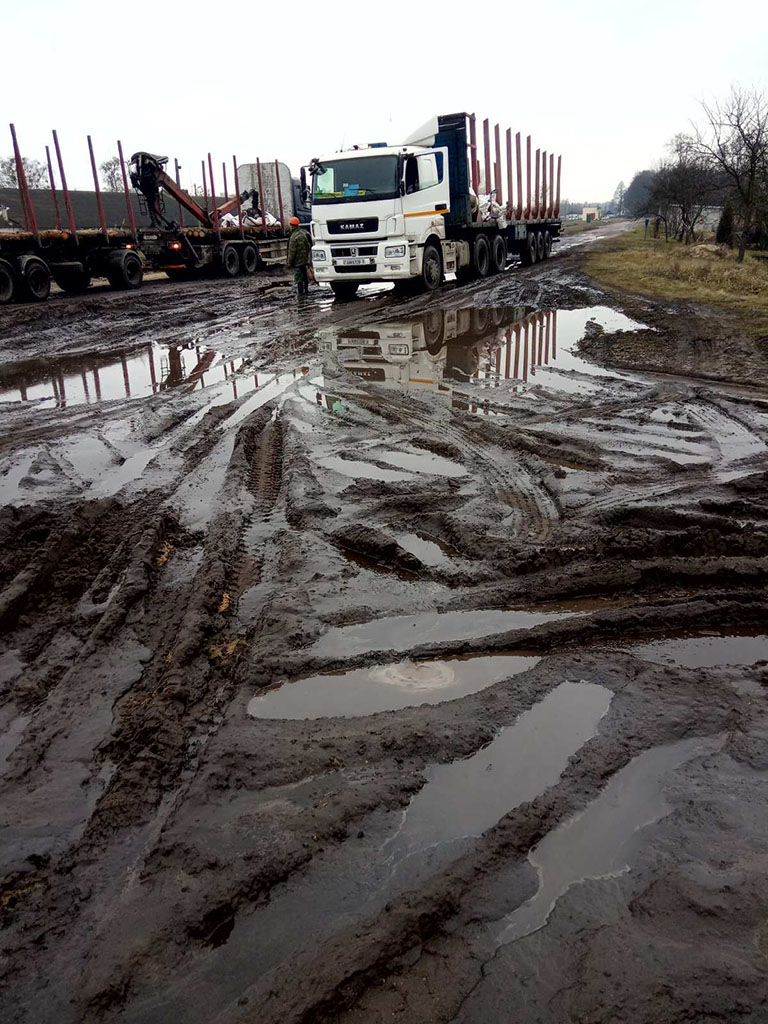 Бездорожье возле железнодорожного переезда в г. Ганцевичи.