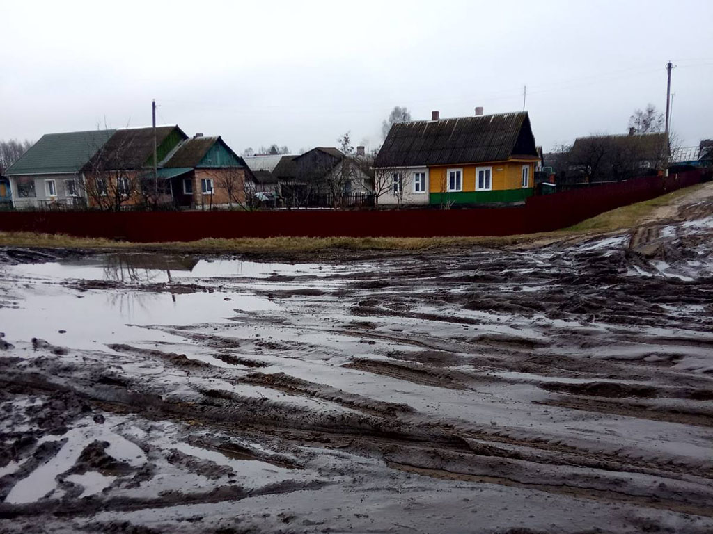 Бездорожье возле железнодорожного переезда в г. Ганцевичи.