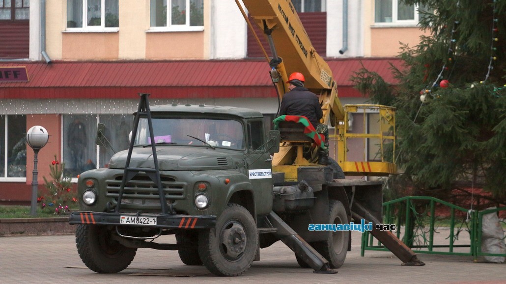 Вот и все. В Ганцевичах демонтируют новогоднюю елку