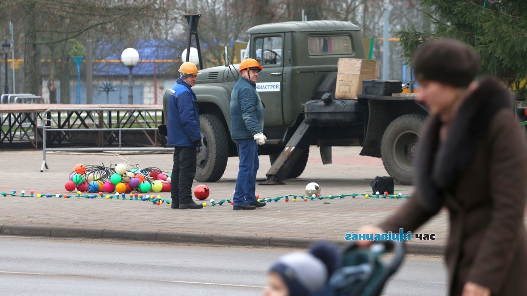 Вот и все. В Ганцевичах демонтируют новогоднюю елку