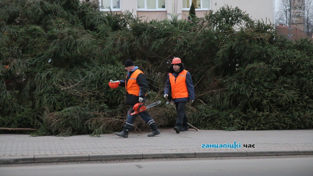 Вот и все. Главную новогоднюю елку демонтировали