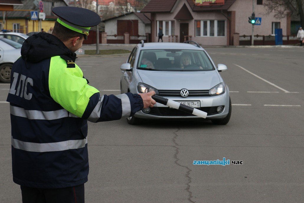 В Ганцевичах ГАИ и БРСМ поздравили женщин-водителей с наступающим 8 марта