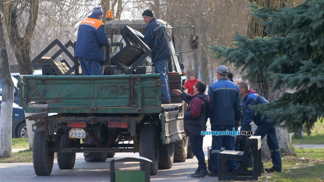 Куда пропадают лавочки с аллеи письменности в Ганцевичах?