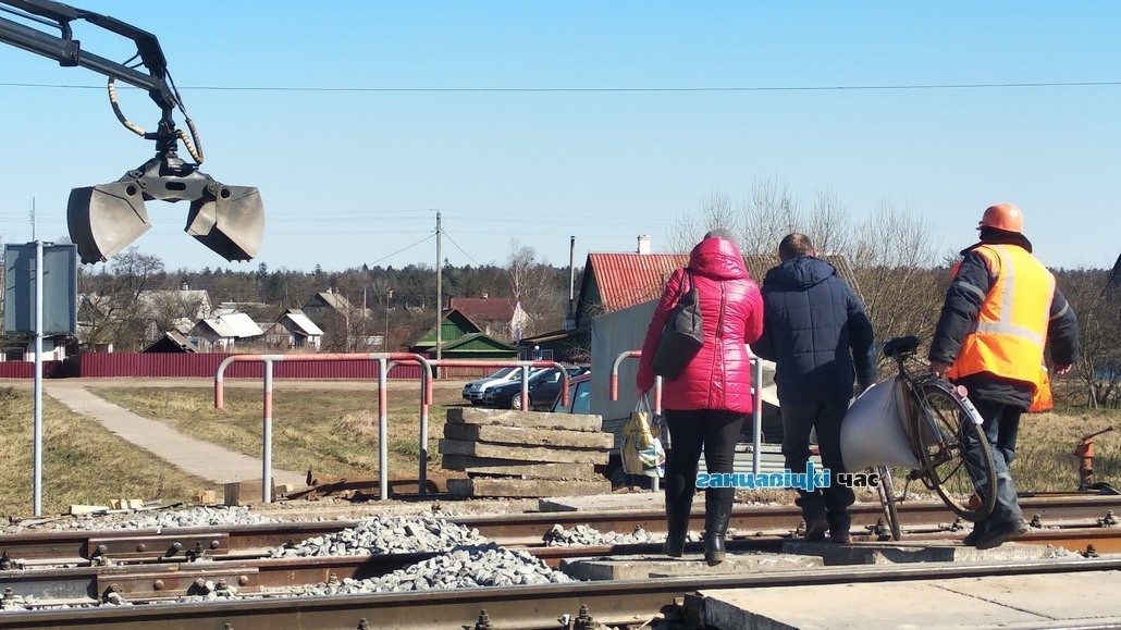 В Ганцевичах демонтировали плиты перехода через ЖД пути