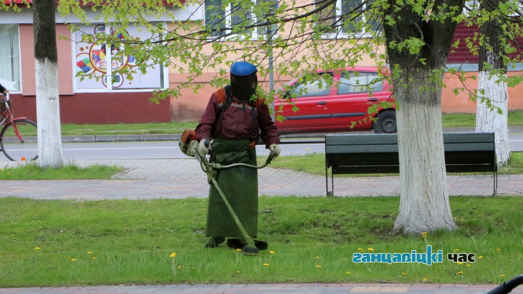 Касьба травы каля Дома быту