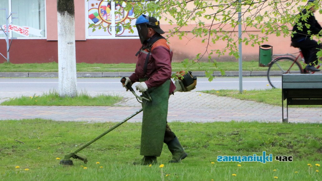 Касьба травы каля Дома быту