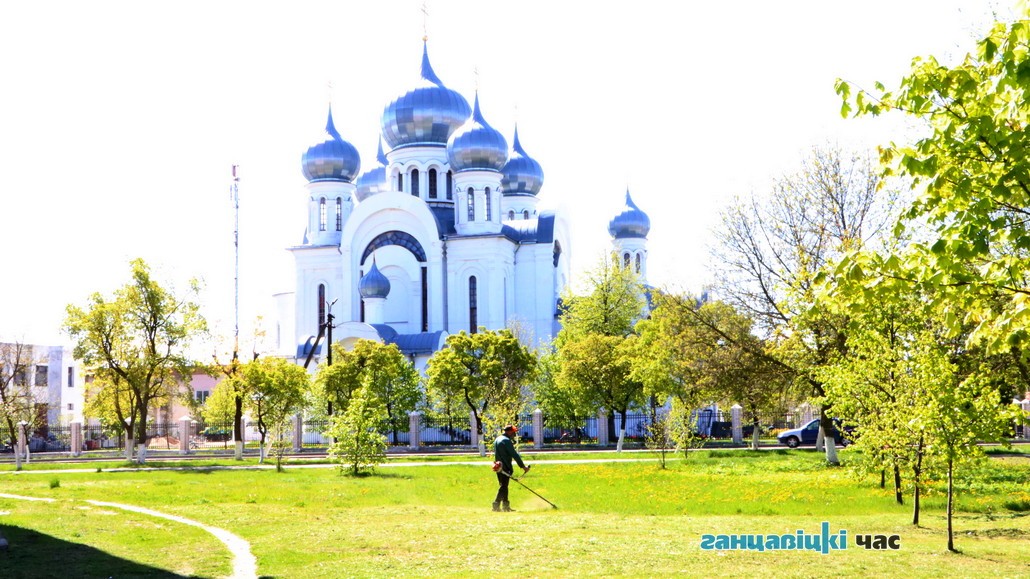 Касьба травы па вуліцы Кастрычніцкай