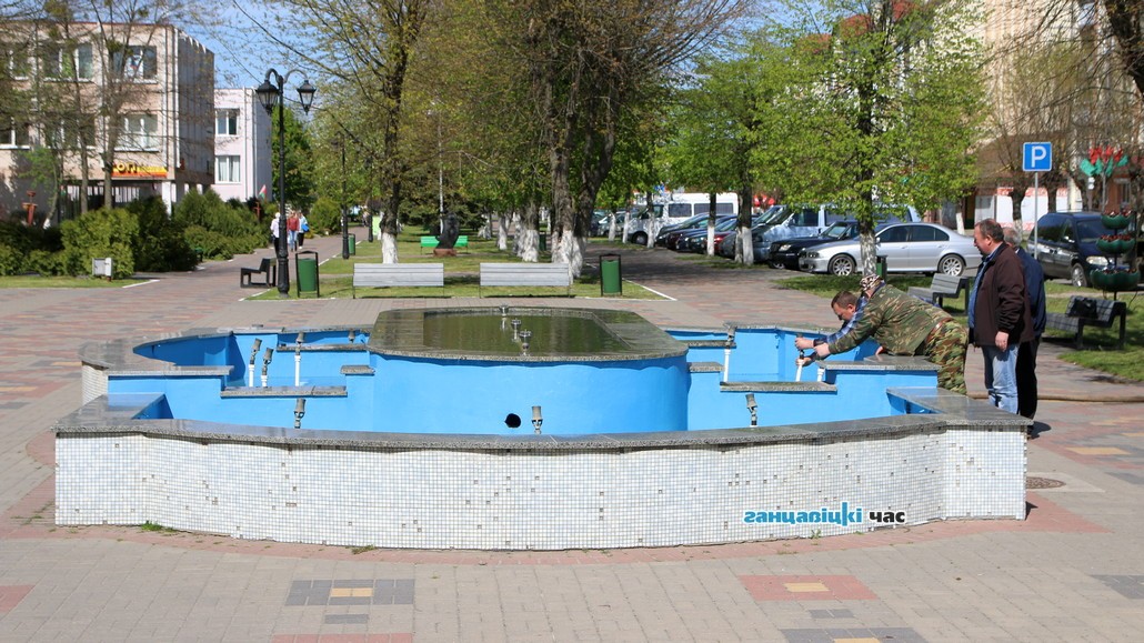 В Ганцевичах работники ЖКХ готовят фонтан к запуску