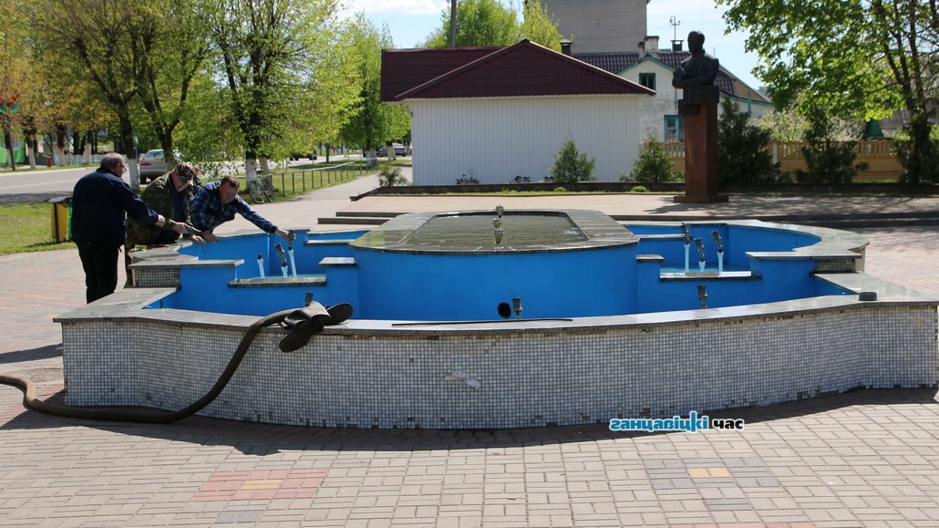 В Ганцевичах работники ЖКХ готовят фонтан к запуску