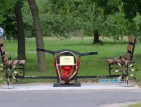 В Ганцевичах спасатели установили «пожарную»‎ скамейку. Фотофакт